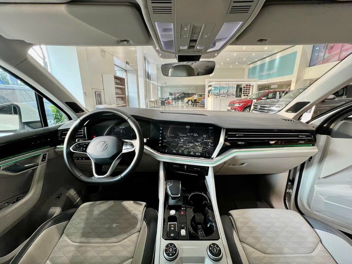 Volkswagen Touareg 2.6L - Hình 5